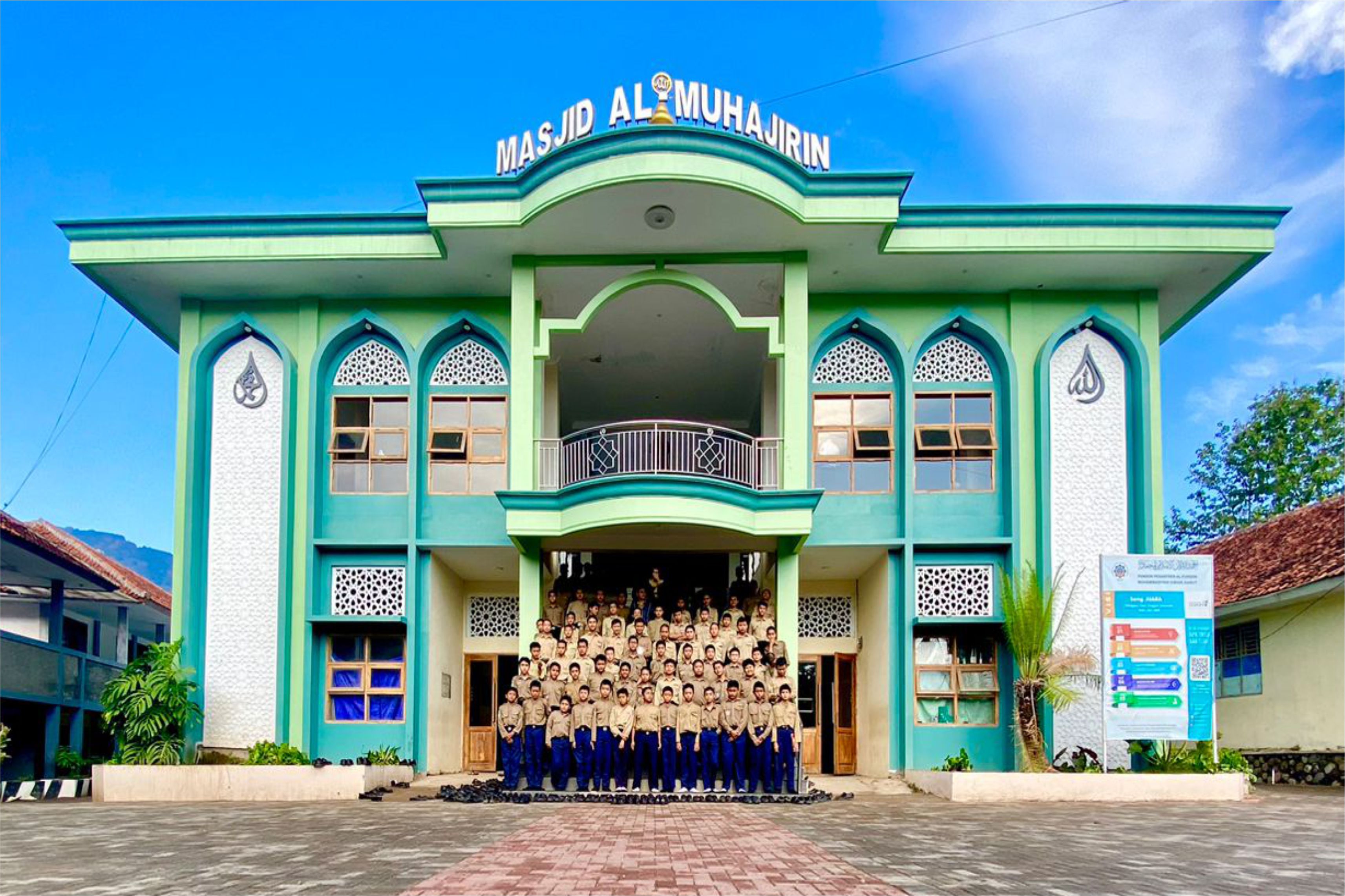 Santri berkumpul di depan Masjid Jami' Al-Muhajirin