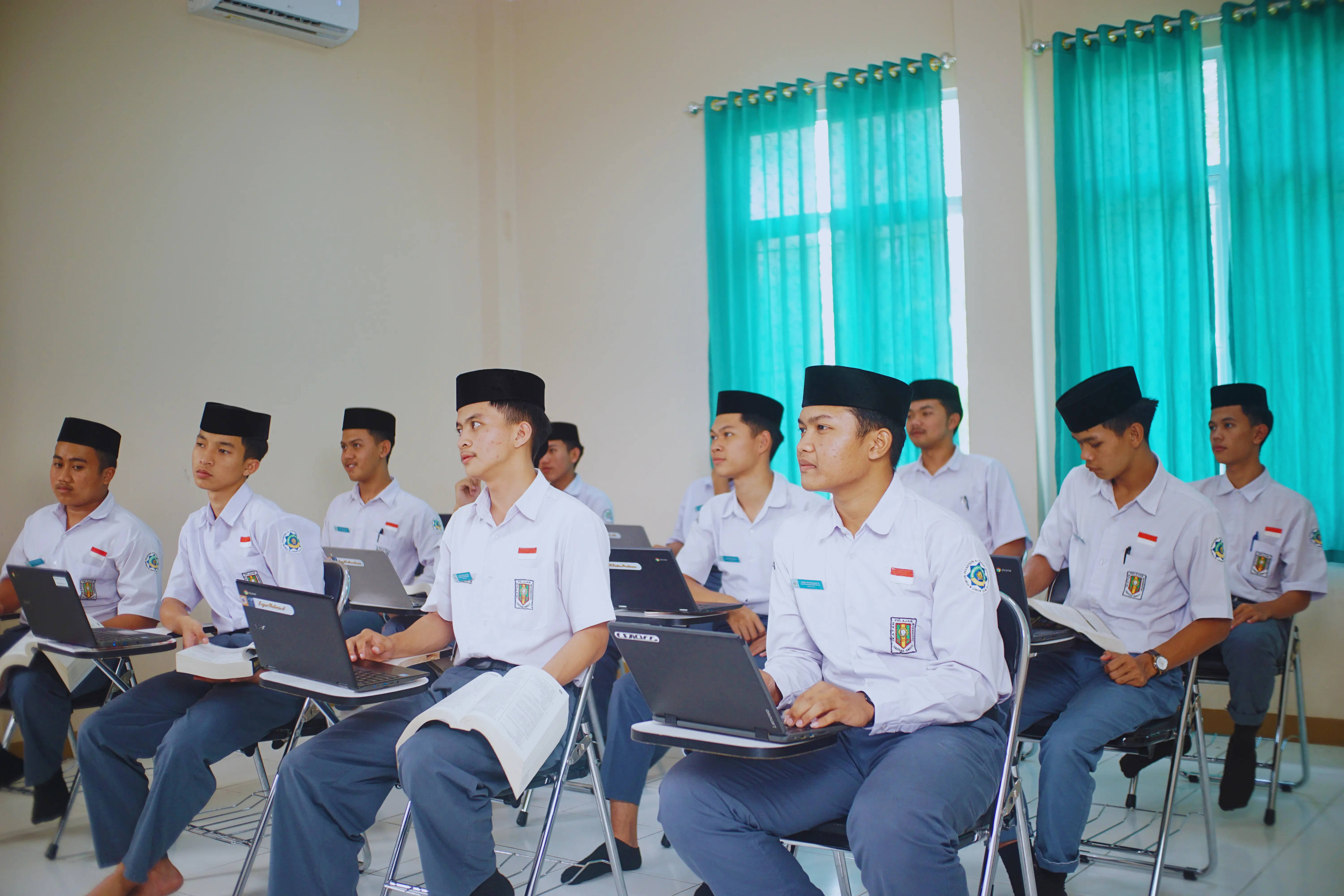 Dokumentasi pendidikan SMA; bukan foto khusus kelas bahasa